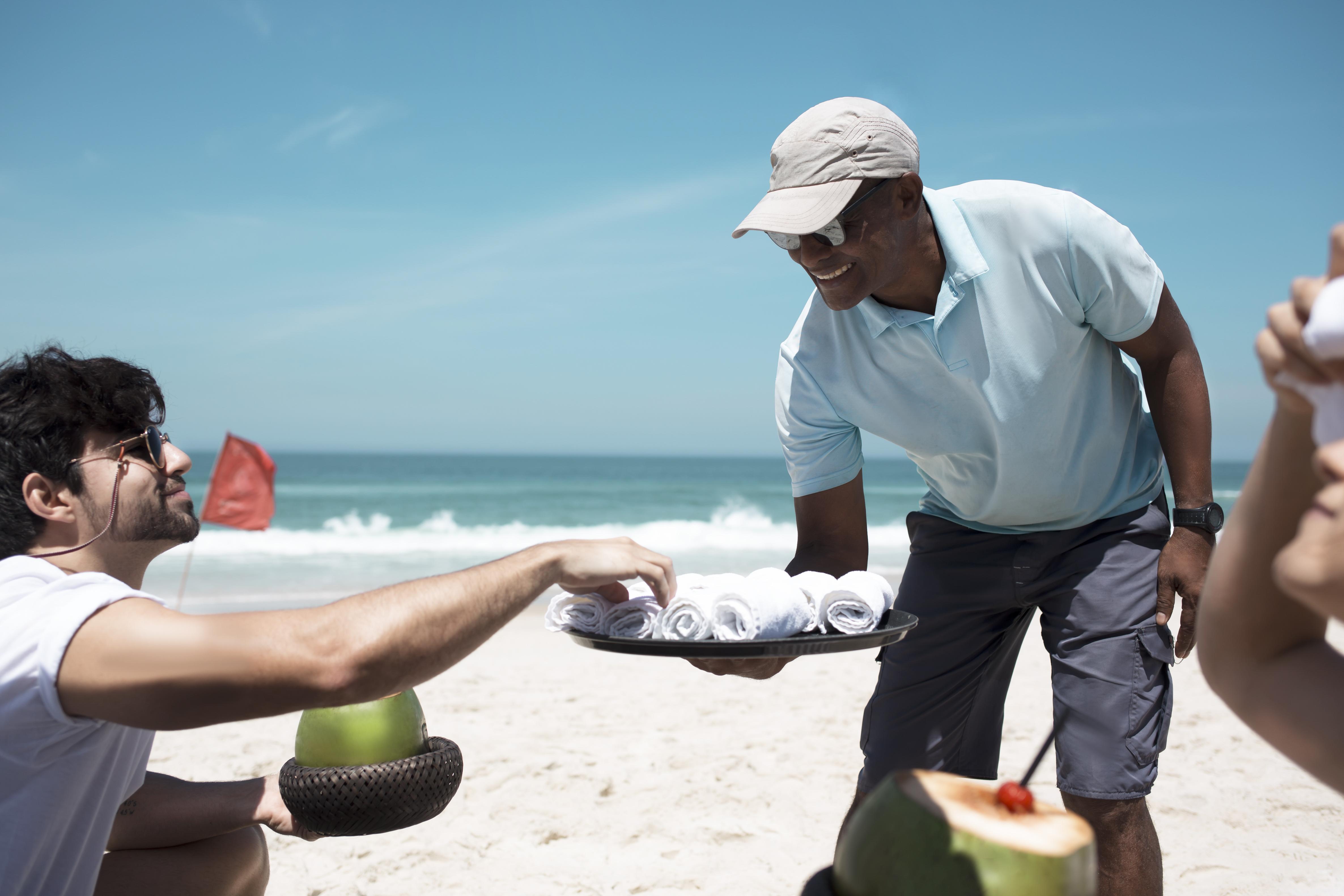 Lifestyle Laghetto Collection Hotel Rio de Janeiro Ngoại thất bức ảnh A beach waiter in Cape Town, South Africa