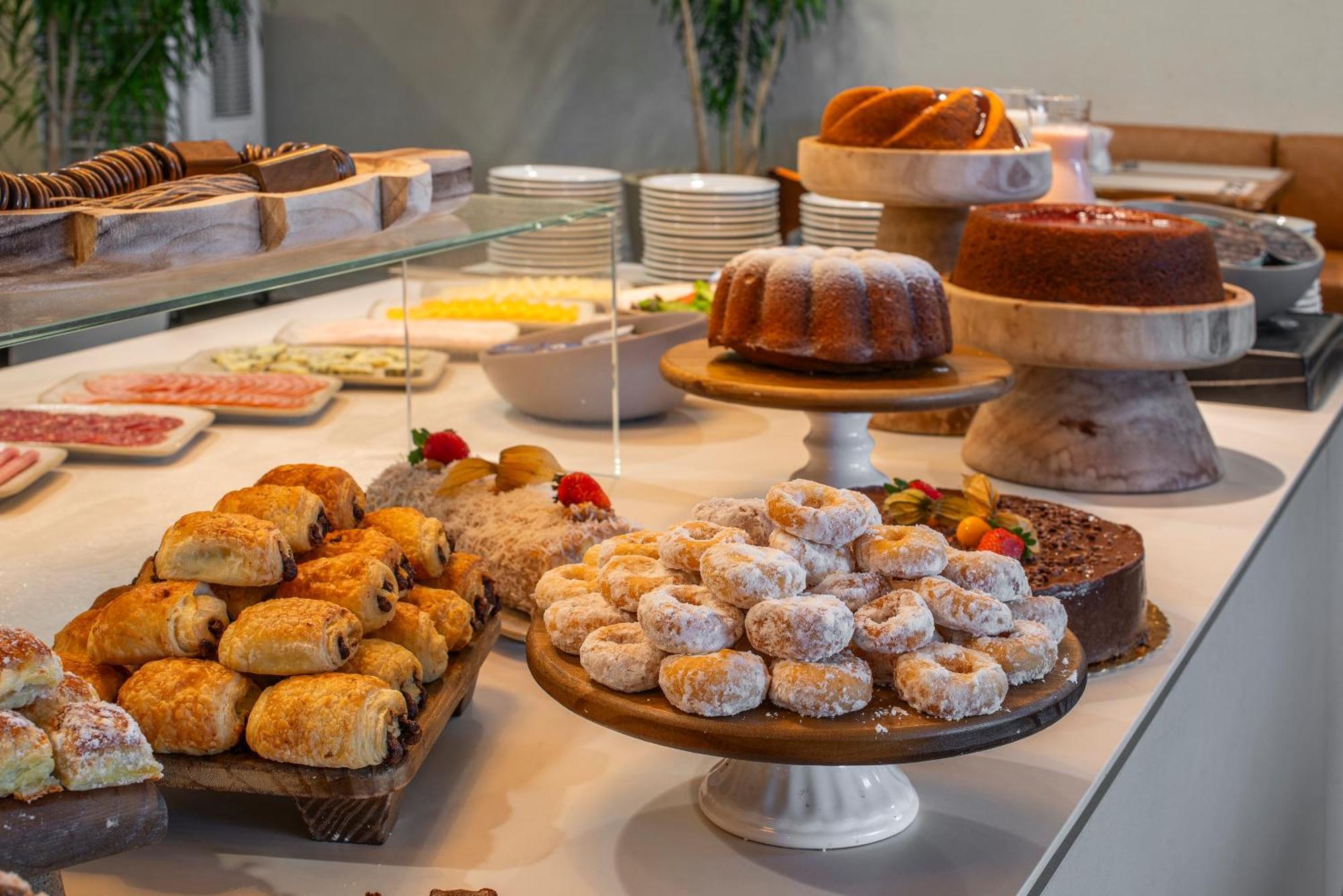 Lifestyle Laghetto Collection Hotel Rio de Janeiro Ngoại thất bức ảnh A selection of pastries at a buffet