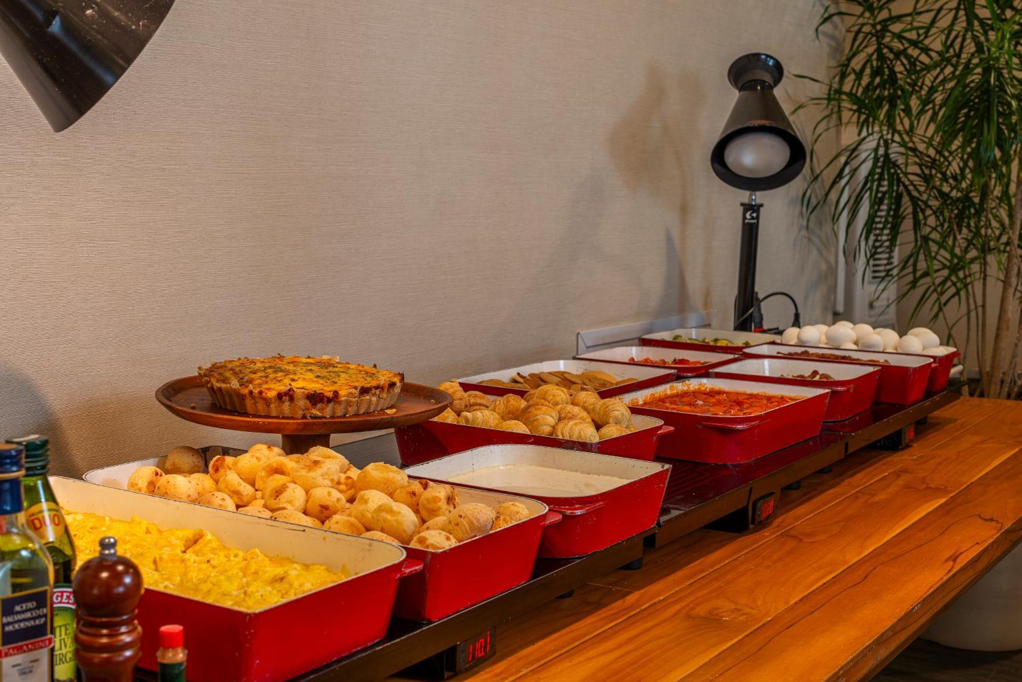 Lifestyle Laghetto Collection Hotel Rio de Janeiro Ngoại thất bức ảnh A buffet at a restaurant